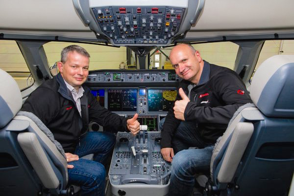 Pilotos de Swiss, en el cockpit de un CS100, en Maribel (Québec) / Bombardier