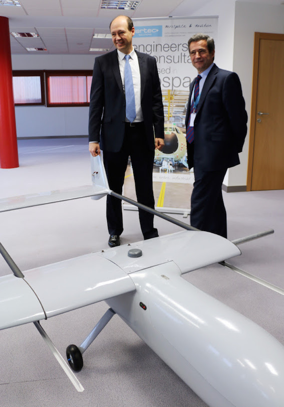 Antonio Gómez-Guillamón y Pedro Pablo Sánchez (izquierda), con una de las plataformas UAV desarrolladas por la empresa