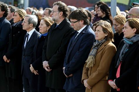 En la imagen, el presidente del Gobierno en funciones, Mariano Rajoy, el presidente de la Generalitat de Catalunya, Carles Puigdemont, la presidentadel Parlament, Carme Forcadell, la ministra de Fomento, Ana Pastor, y la alcaldesa de Barcelona, Ada Colau