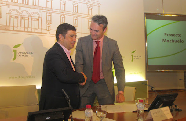 Firma del acuerdo entre el presidente de la Diputación de Jaén, Francisco Reyes; y el director de FADA, Joaquín Rodríguez Grau