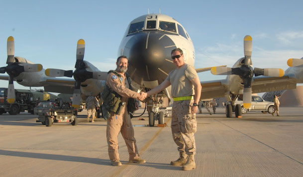 El Jefe del Destacamento Orión felicita al subteniente Bau, a la izquierda de la foto / Ejército del Aire