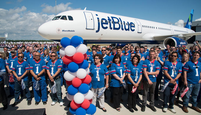 Empleados de Airbus junto al primer avión ensamblado en Estados Unidos / Airbus