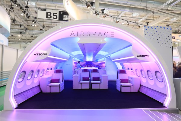 Maqueta de la cabina del A330neo expuesta en Aircraft Interiors Expo / Airbus