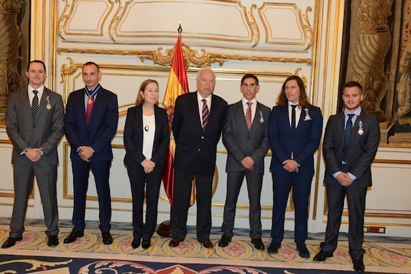 Los ministros de Fomento y de Asuntos Exteriores y de Cooperación junto a los condecorados / Ministerio de Fomento