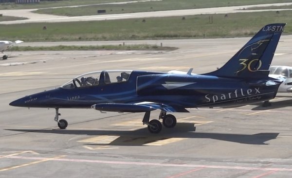 Uno de los dos L-39 Albatros, ayer en el Aeropuerto de Sabadell