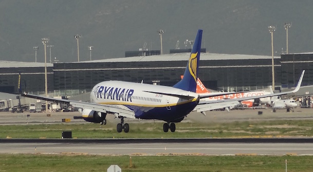 Un avión aterriza en la pista 07L/25R / AeroTendencias.com