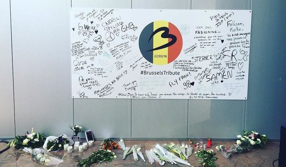 Mensajes de solidaridad, en el aeropuerto de Bruselas