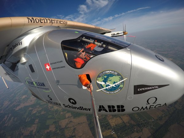 Selfie de Bertand Piccard durante el vuelo / Solar Impulse