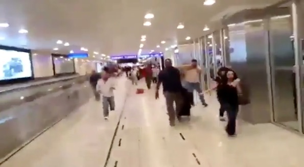 Un grupo de personas corre por uno de los pasillos del aeropuerto después del atentado