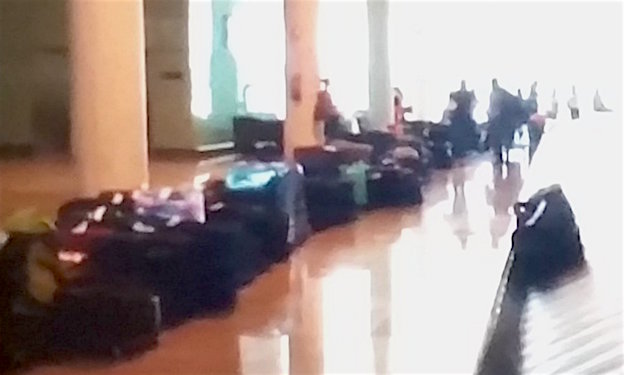Maletas acumuladas en el aeropuerto de Barcelona-El Prat / Captura pantalla vídeo TV3