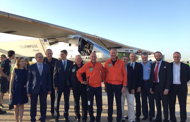 segundo por la izquierda: Arsenio Fernández, director de la Región Sur de ENAIRE junto al director del Aeropuerto de Sevilla de Aena (cuarto por la izquierda), Jesús Caballero, y los pilotos Bertrand Piccard y André Borsberg