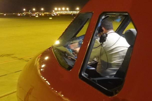 El piloto de un A320 de Wowair, antes de volar de Barcelona a Reykiavik 