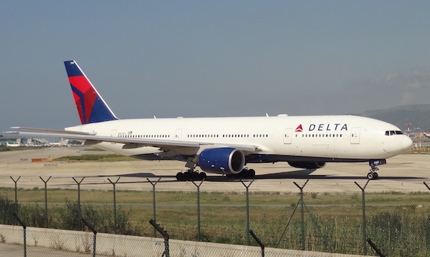 Boeing 777-232/ER de Delta Air Lines, en el Aeropuerto de Barcelona