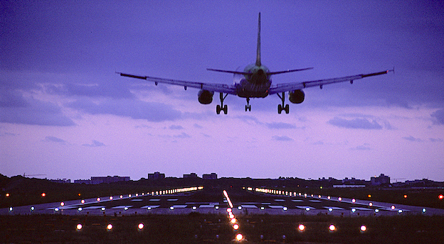 Aterrizaje de un avión en el Aeropuerto de Palma de Mallorca