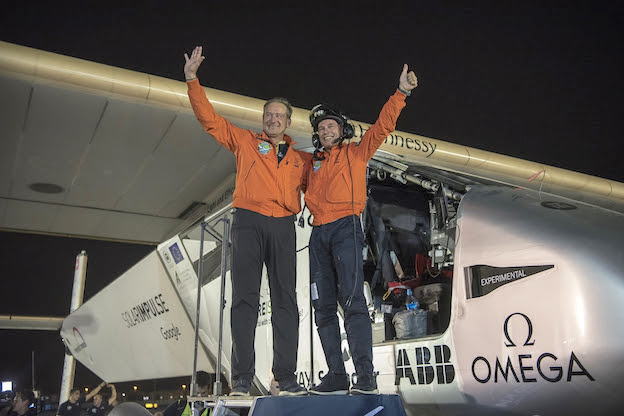 André Borschberg y Bertand Piccard, en Abu Dhabi tras completar la vuelta al mundo