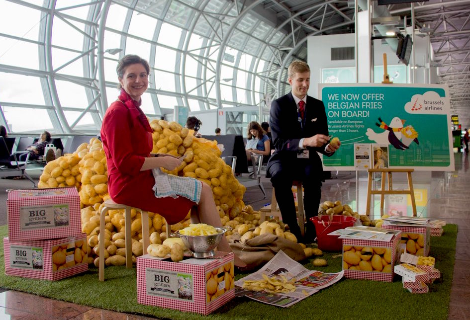 Simpática foto publicada en el Twitter de la aerolínea, en el que dos TCP pelan patatas en una terminal