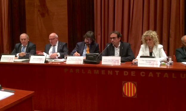 Los consejeros Baiget (segundo por la izquierda) y Rull (cuarto), en el Parlament de Catalunya