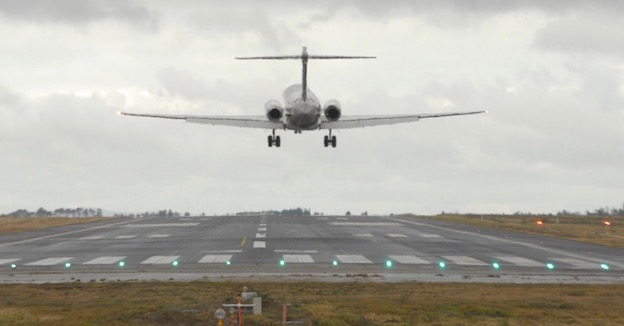 Aterrizaje de un avión en el Aeropuerto de Santiago / Aena