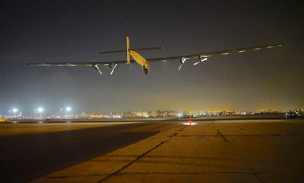 El Solar Impulse 2, ayer al despegar de El Cairo