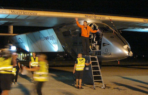 André Boerschberg, saluda antes de entrar en el Solar Impulse 2 e iniciar el vuelo