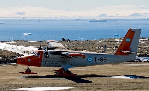 De Havilland Canada DHC-6-200 twin Otter, de la Fuerza Aérea de Argentina (T-85), el 19-1-2012 en el momento de aterrizar en la Base Marambio (Argentina / Antártida)./ Foto: Juan Manuel Barragán