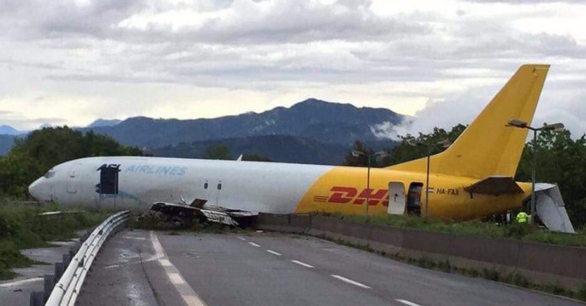 El avión se detuvo en una autovía próxima al aeropuerto