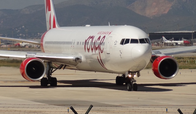 B767 de Air Canada Rouge, en el Aeropuerto de Barcelona / JFG