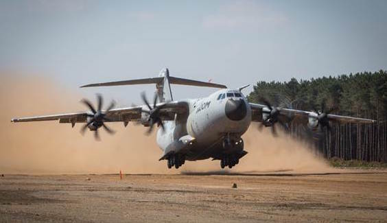 Despegue del A400M sobre pista de arena en 