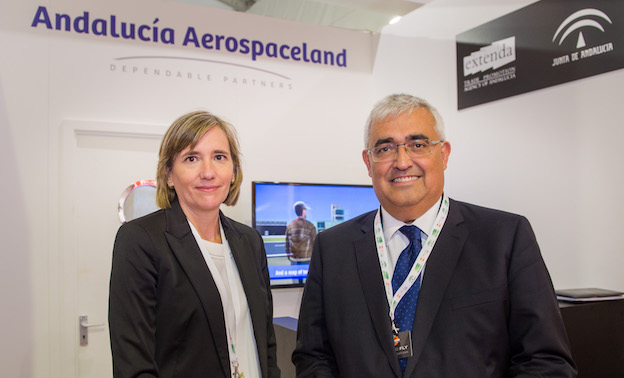 El consejero de Economía,  Antonio Ramírez de Arellano, y la conseja delegada de Extenda, Vanessa Bernad, en la feria aeronáutica de Farnborough celebrada en julio en Reino Unido