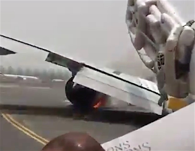El motor izquierdo empezó a incendiarse en plena evacuación del avión