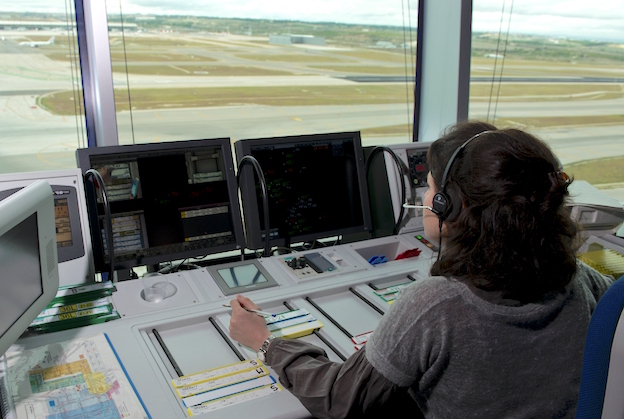 Una controladora aérea, en el aeropuerto de Madrid - Barajas / ENAIRE