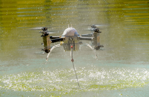 Exhibición del primer dron anfibio / Jaime Oriz