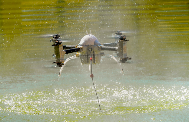 Exhibición de un drone en Expodrónica / Jaime Oriz