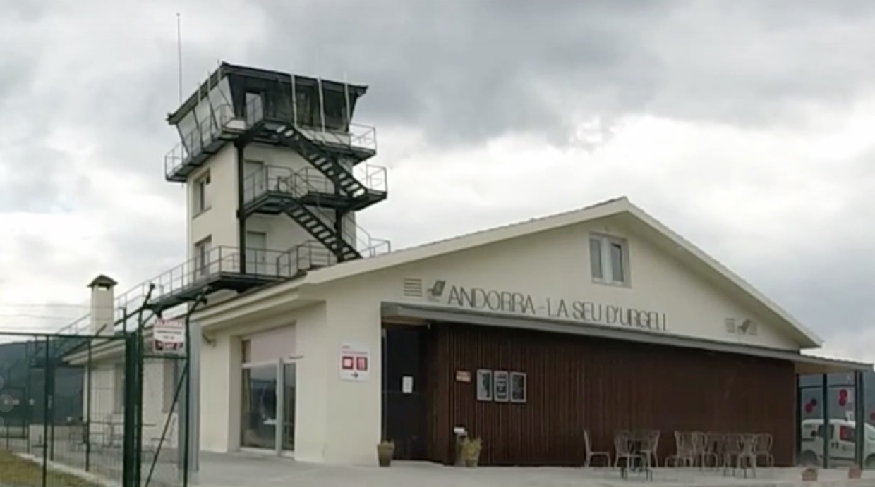 Edificio terminal y torre de control del Aeropuerto Andorra - La Seu