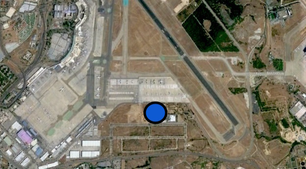El punto indica la zona del aeropuerto en la que se construirá el hangar