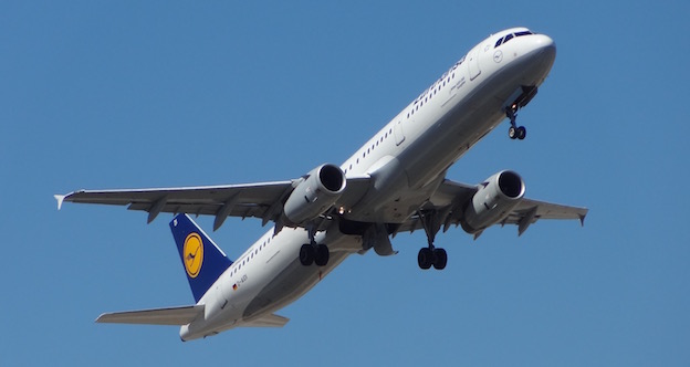 Un avión de Lufthansa despega del Aeropuerto de Barcelona / AeroTendencias