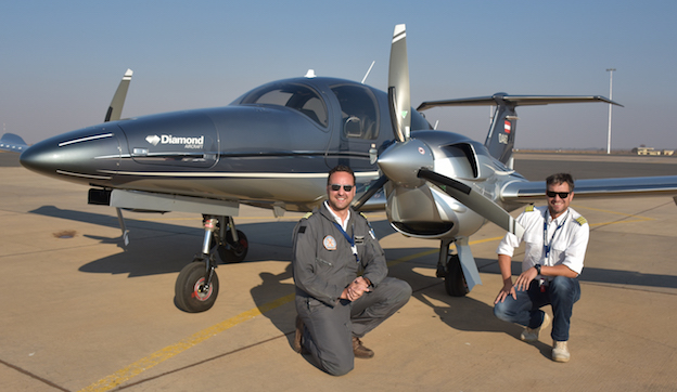 Los pilotos ferry posan junto al DA62 / Diamond Aircraft