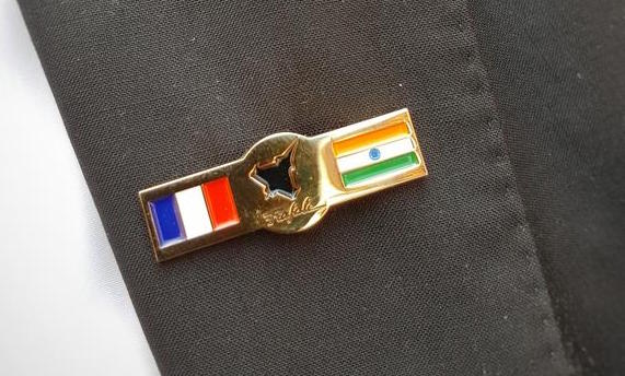 Pin conmemorativo de la firma del contrato / Twitter de Dassault Aviation