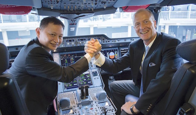 Goh Choon Phong y Tom Enders, en el cockpit del A350 / Airbus