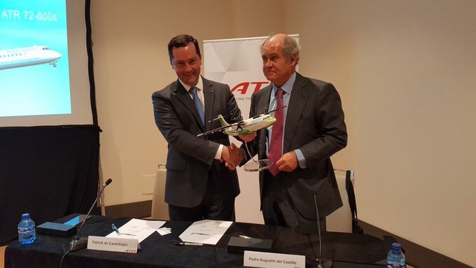 Patrickde Castelbajac y Álvaro del Castillo, durante la firma ayer del acuerdo en Madrid / ATR