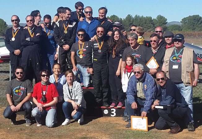 Foto de grupo de los pilotos y acompañantes