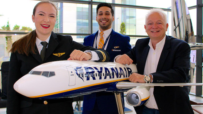 A la derecha Eddie Wilson, jefe de Recursos Humanos de Ryanair