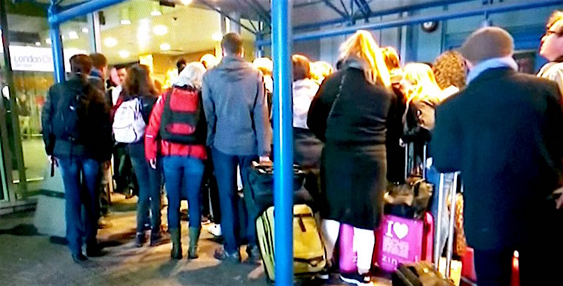 Pasajeros evacuado del edificio terminal, ayer en el aeropuerto de London City