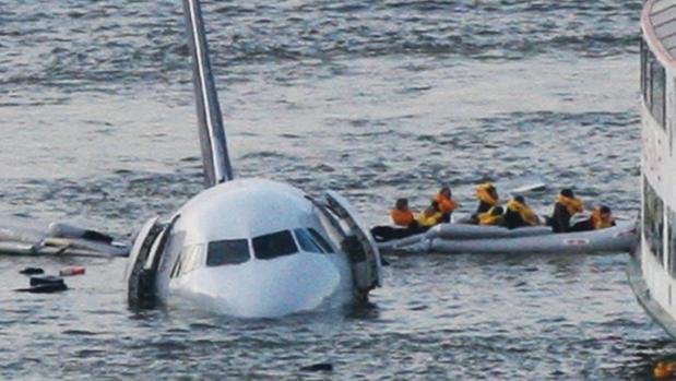 El A320 de US Airways, tras amerizar en el río Hudson en 2009 / Pinterest