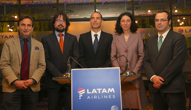 Representantes de LATAM, la Generalitat y el Aeropuerto de Barcelona, en el acto de presentación de la nueva ruta / LATAM