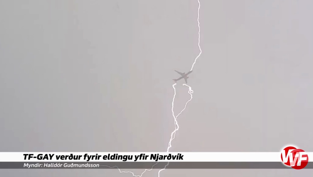 Un rayo impacta en un A330 de WowAir