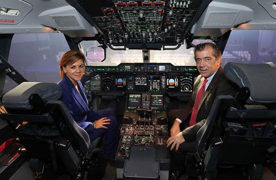 María Dolores de Cospedal y Fernando Alonso visitan la cabina del primer A400M español tras la ceremonia