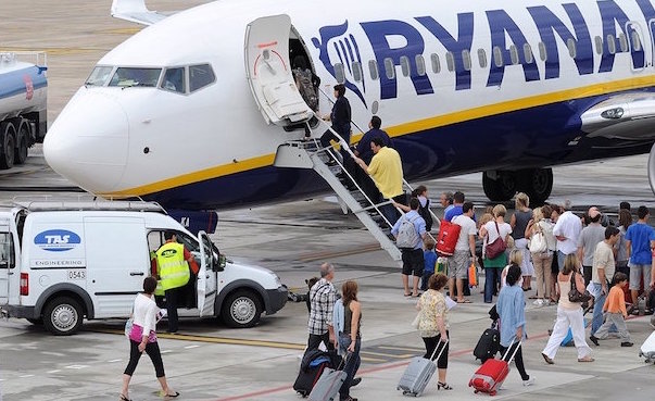 Trabajo avisa a Ryanair que las nuevas condiciones la plantilla de Girona incumplen la normativa laboral - Aerotendencias